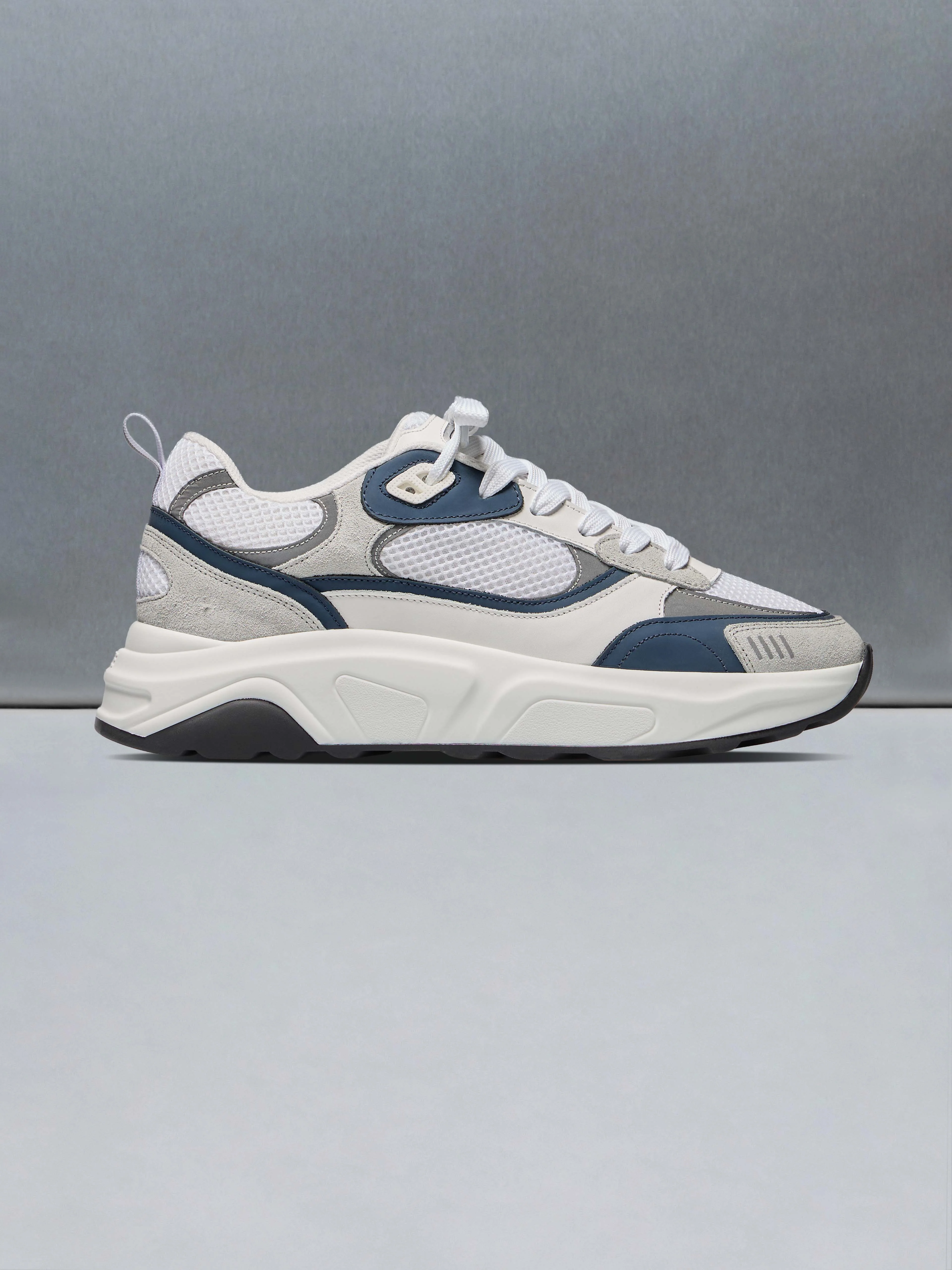 Flow Runner in White Navy