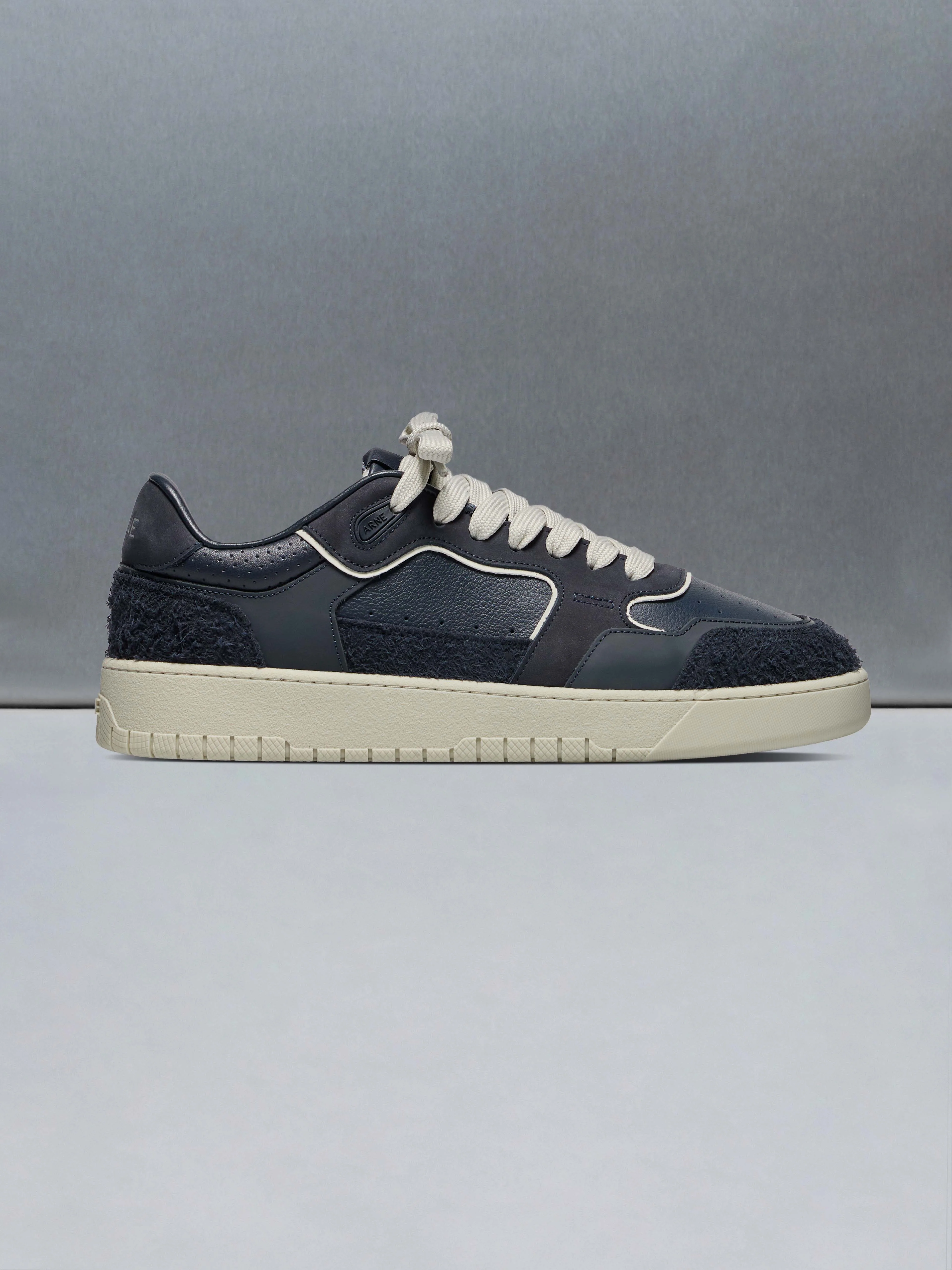 Hoop Trainer in Navy Beige