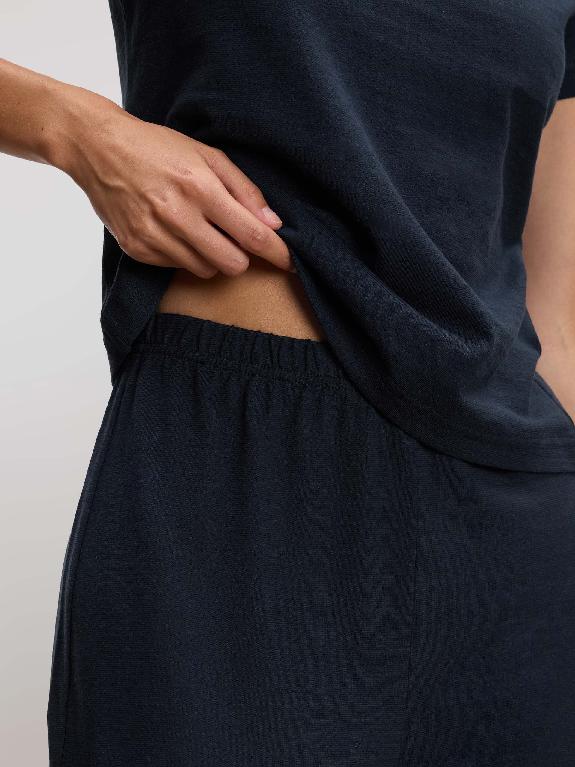 Womens Linen Blend Trouser in Navy - Image 3