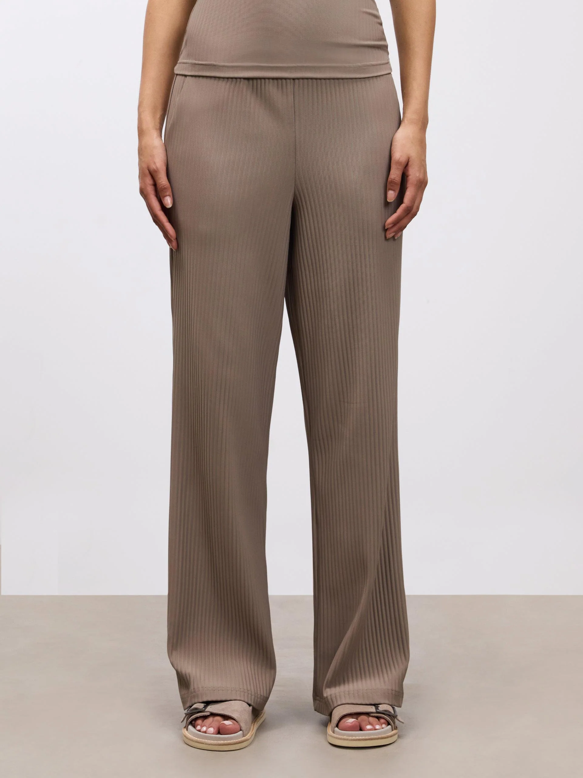 Womens Pleated Trouser in Taupe