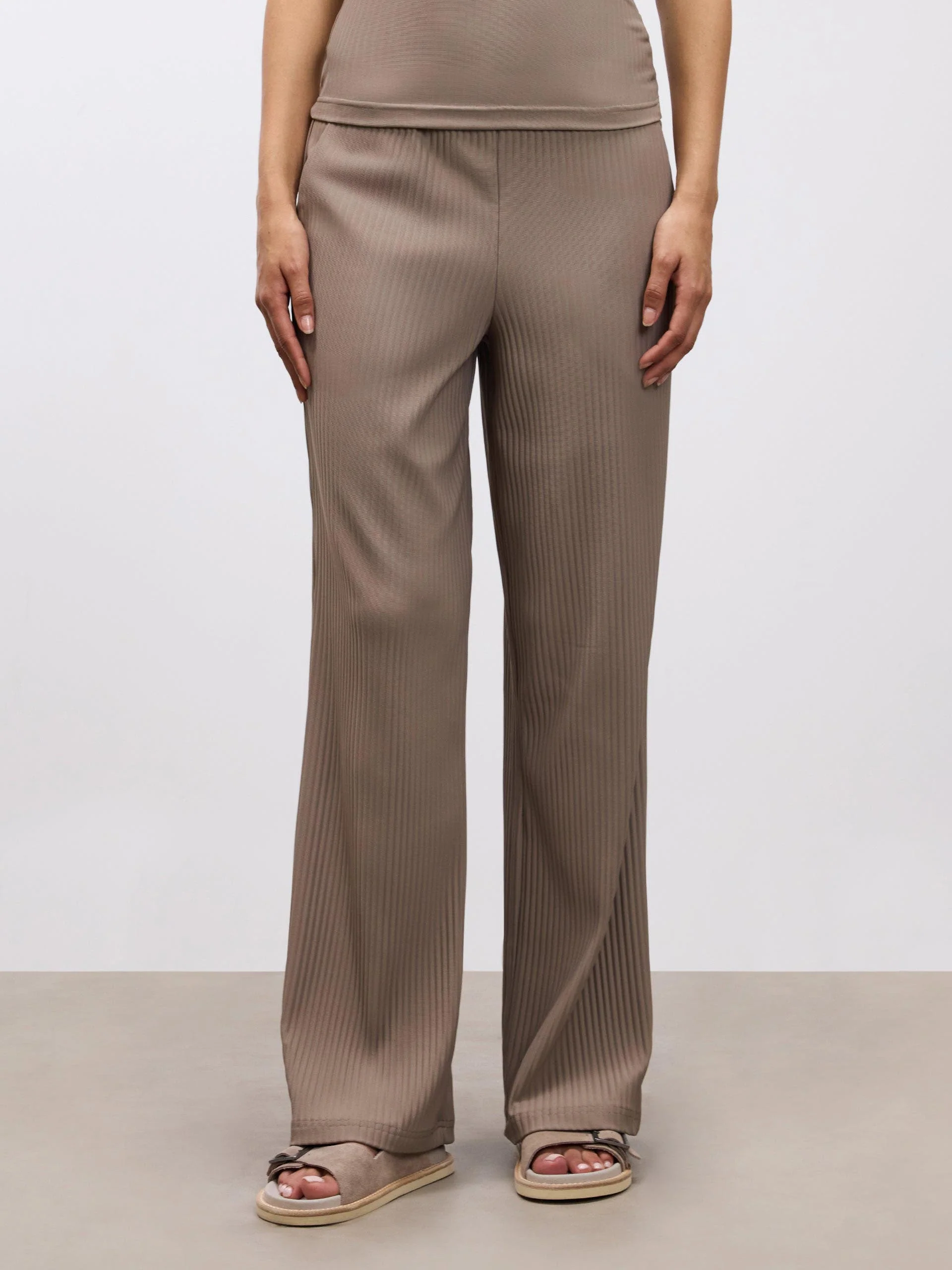 Womens Pleated Trouser in Taupe - Image 4